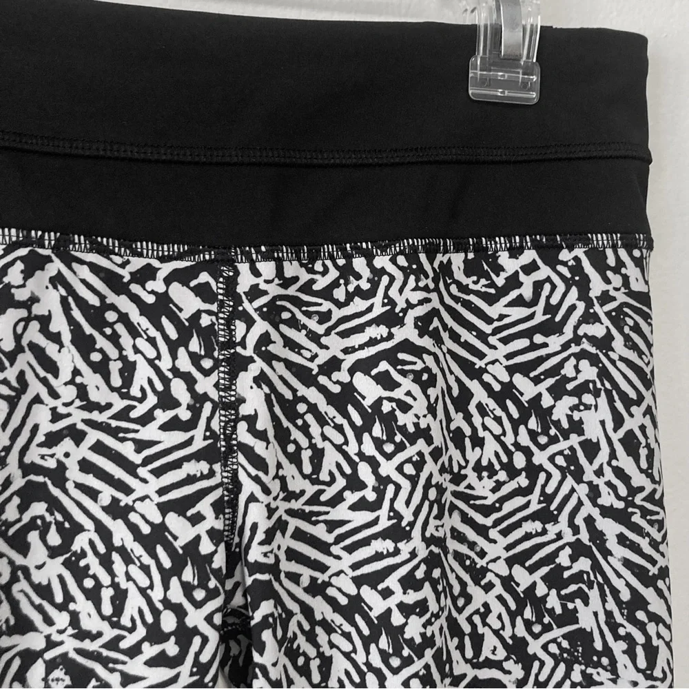 Lululemon Legging Run Inspire Crop II Luxtreme 6 Mini Brushed Animal Black White